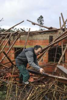Um aviário em Ourém que fou danificado pelo mau tempo.